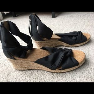 UGG starla wedge. BEAUTIFUL size 7